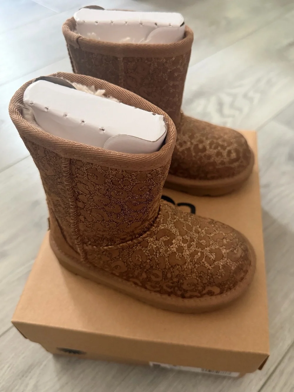 UGG Girls Chestnut Glitter Leopard Classic Short Boots